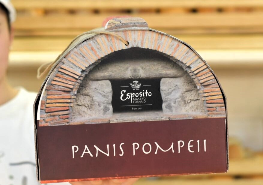 Il gusto dell’Antico del “Panis Pompeii” è merito del lievito di mosto di vino rosso. Un segreto esclusivo di Mastro fornaio Carmelo Esposito, panificatore di terza generazione, icona del “typical food of ancient Pompeii”.