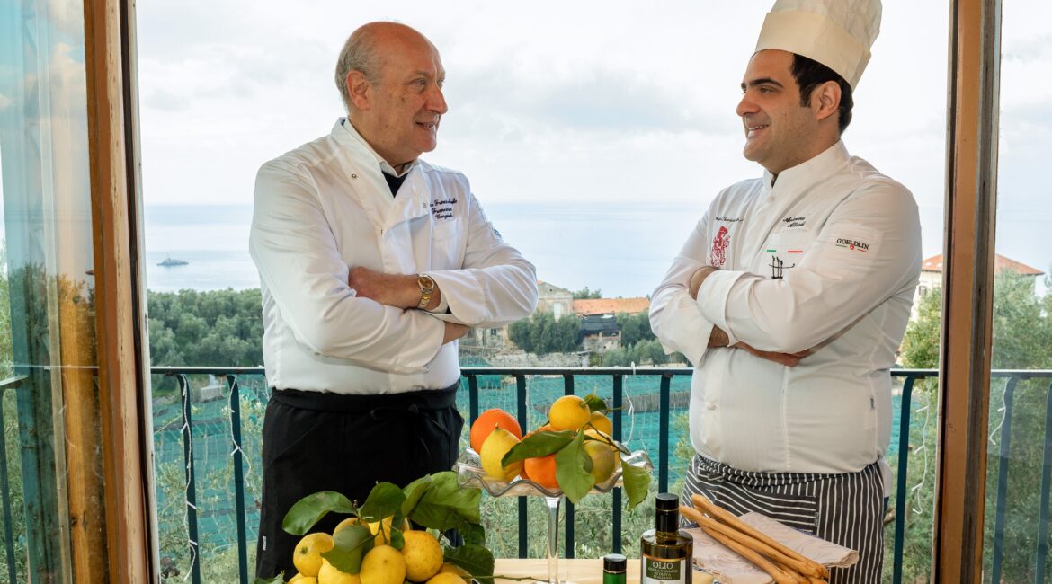 La storia del Ristorante Antico Francischiello inizia alla fine dell’800, in un casolare di Massa Lubrense, con un’attività ristorativa per i pochi avventurieri dell’epoca, perlopiù mercanti di latte, carni e seta di ritorno da Napoli.