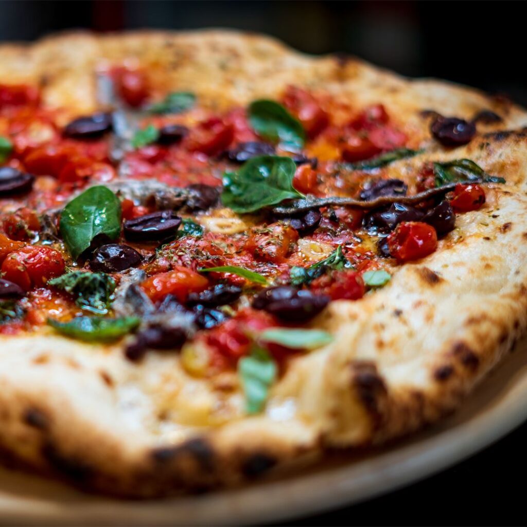 Salvatore Burrascano, titolare e pizzaiolo a Messina della Pizzeria Salvo, nome della prima generazione di pizzaioli napoletani a Messina.