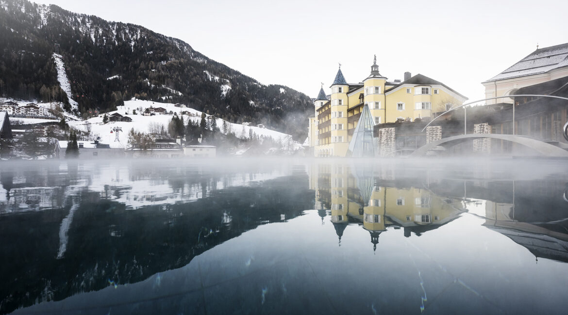 ADLER Spa Resort DOLOMITI, Dolomiti Nel cuore della Val Gardena, un luogo straordinario per ricaricarsi grazie al contesto naturale e all'ampia zona benessere.