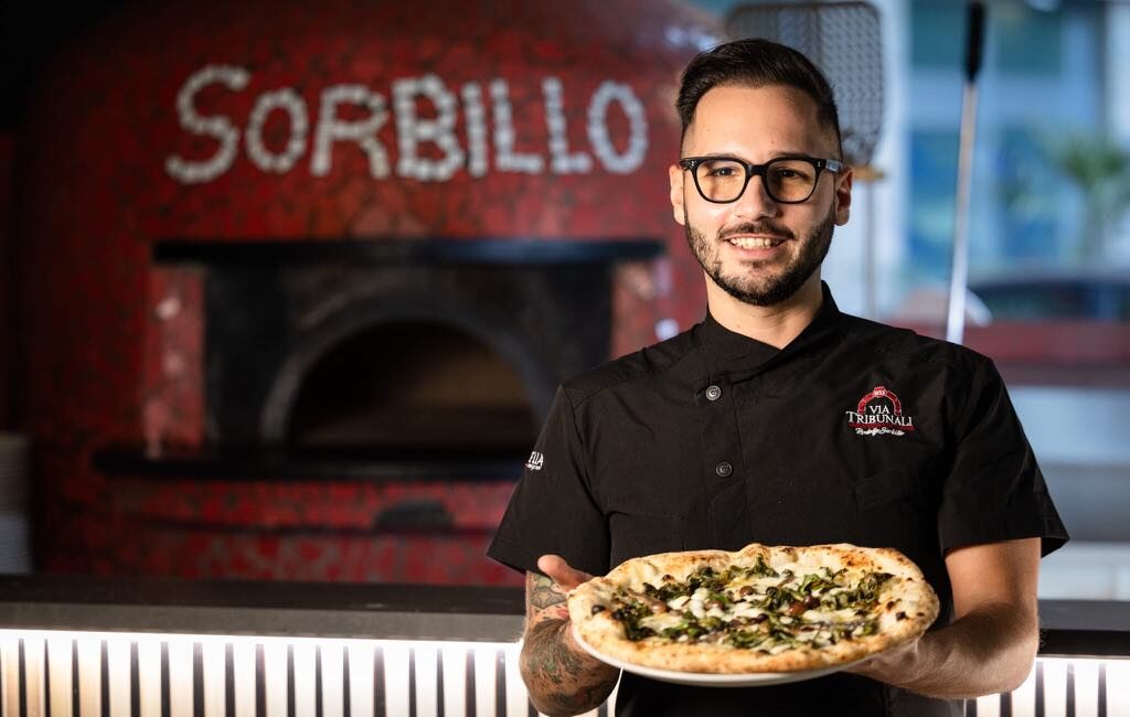 Rodolfo Sorbillo, quarta generazione di pizzaioli napoletani. Cresce nelle pizzerie dei familiari, dove impara i segreti della vera pizza napoletana, abbondante e generosa nei sapori.